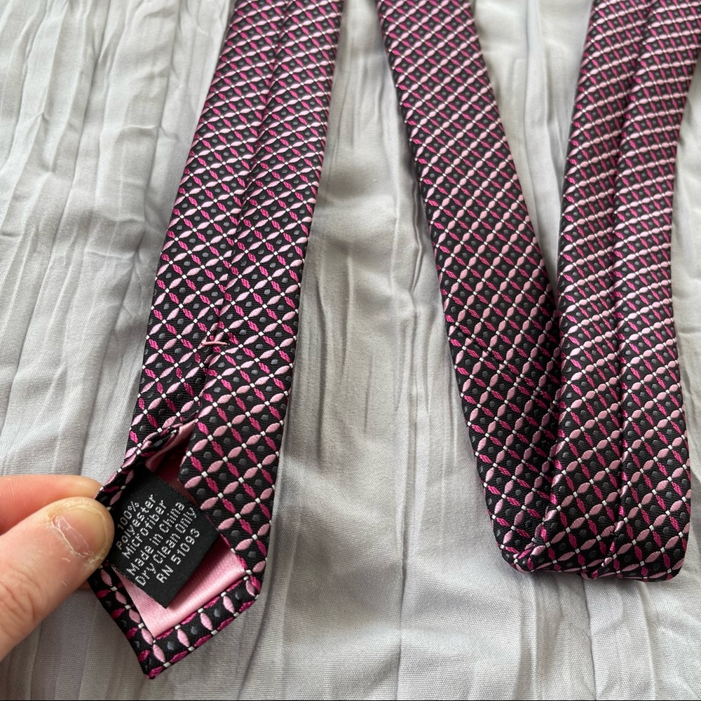 π 2 for $20!! π Menβs Susan G. Komen Breast Cancer Necktie - Picture 4 of 8